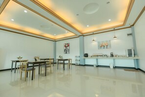 Petit déjeuner, déjeuner et dîner servis sur place, plats Cuisine thaï 