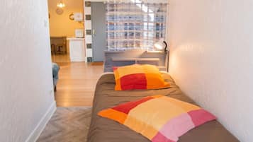 1 habitación, tabla de planchar con plancha y cuna de viaje