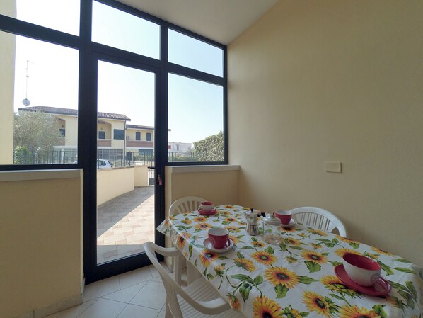 Villa, 2 Bedrooms | In-room dining - Le Dune Villas (Comacchio)