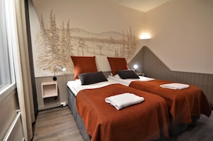 Escritorio, tabla de planchar con plancha, wifi gratis y ropa de cama