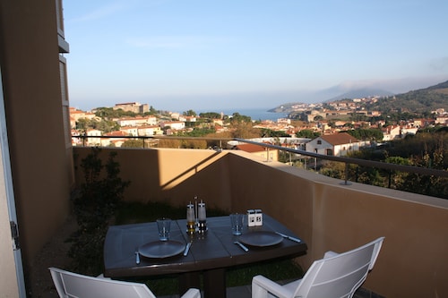 Apartment with panoramic mountain and sea views