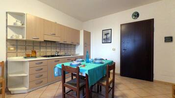 Apartment, 2 Schlafzimmer | Eigene Küche | Großer Kühlschrank, Herdplatte, Kochgeschirr/Geschirr/Besteck