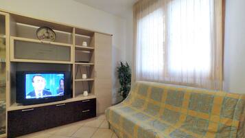 Apartment, 2 Schlafzimmer | Wohnbereich | Fernseher