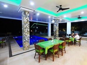 Phục vụ bữa sáng, bữa trưa, bữa tối, đặc sản địa phương, nhìn ra biển 