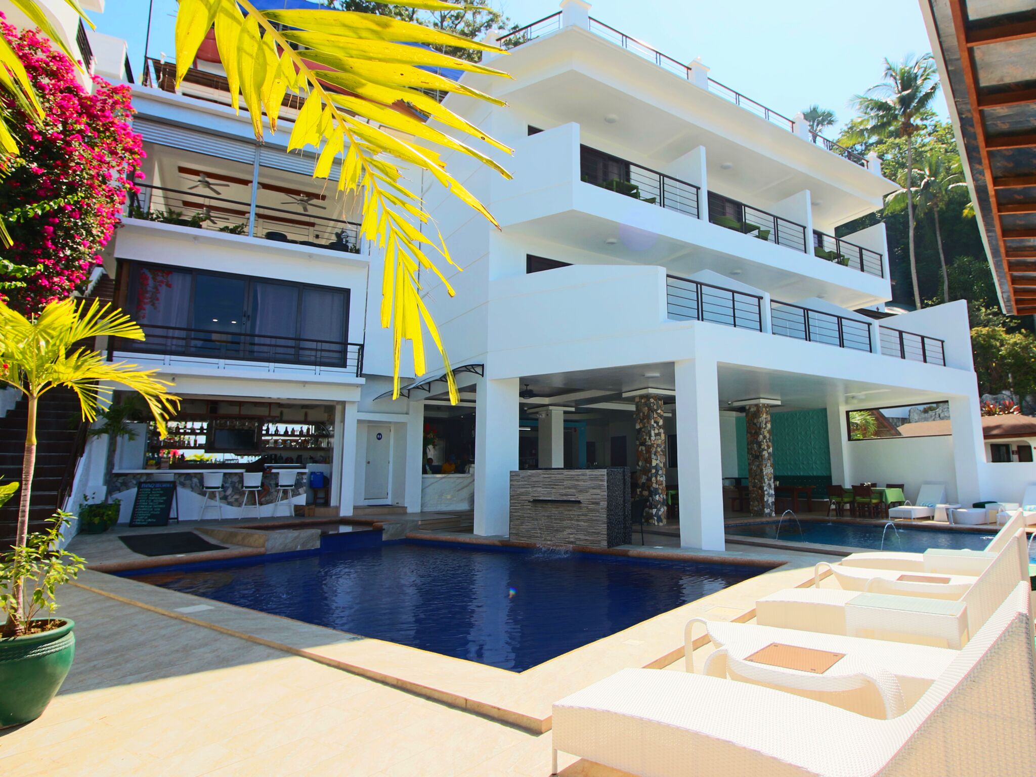 Breakfast, lunch, dinner served; local cuisine, ocean views 