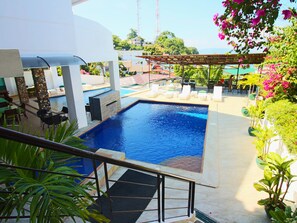 2 hồ bơi ngoài trời, dù/ô trên bãi biển/hồ bơi, ghế dài tắm nắng 