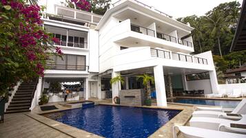 2 piscinas al aire libre (de 08:00 a 22:00), sombrillas, tumbonas