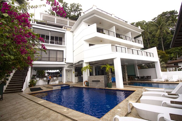 2 hồ bơi ngoài trời, dù/ô trên bãi biển/hồ bơi, ghế dài tắm nắng 