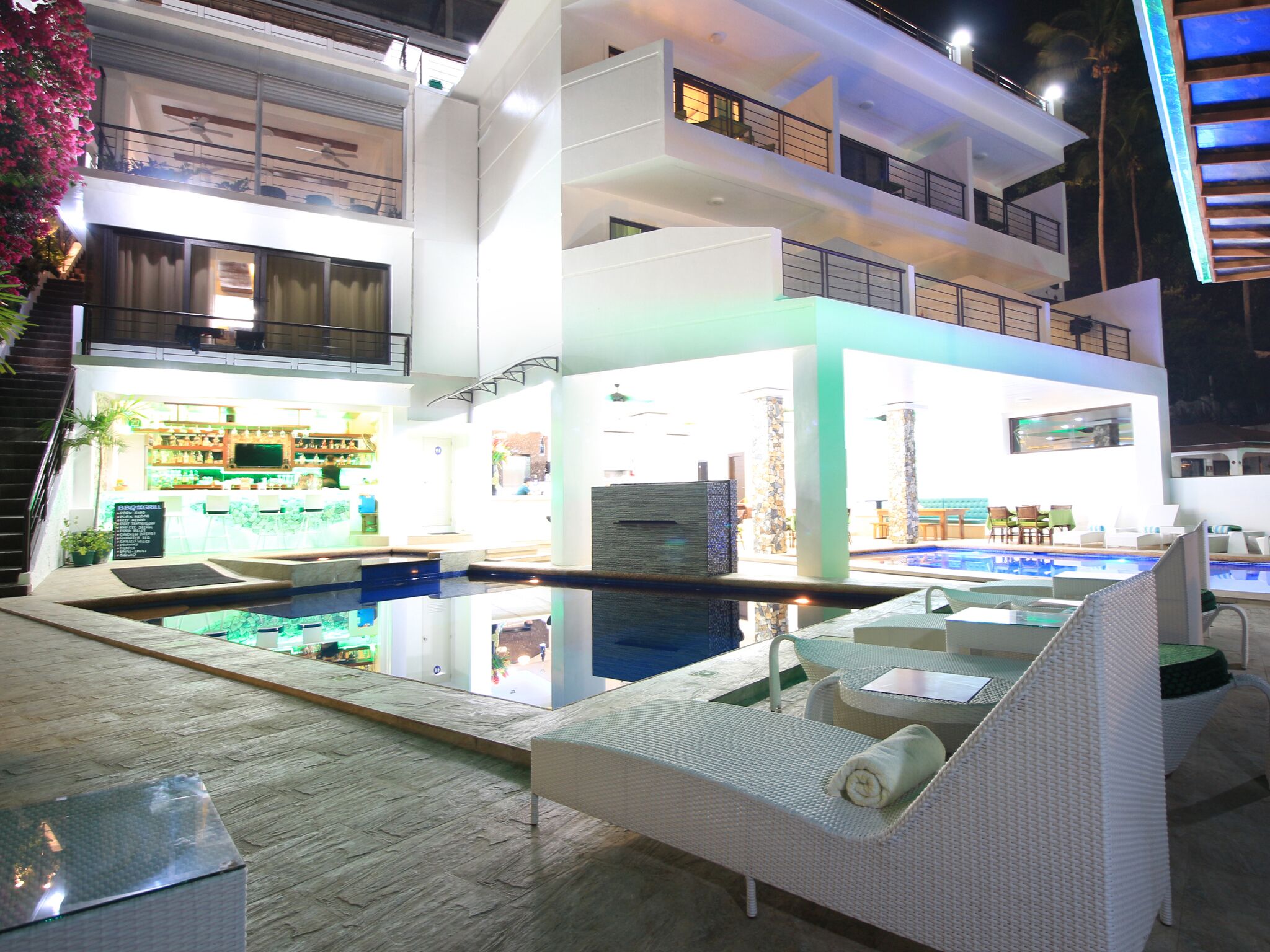 Petit déjeuner, déjeuner et dîner servis sur place, vue sur la mer