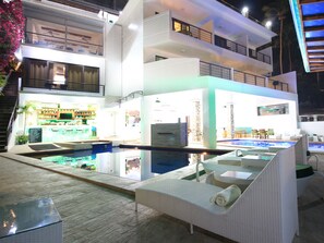 Petit déjeuner, déjeuner et dîner servis sur place, vue sur la mer