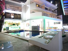 供應早餐、午餐、晚餐；本地菜；海洋景