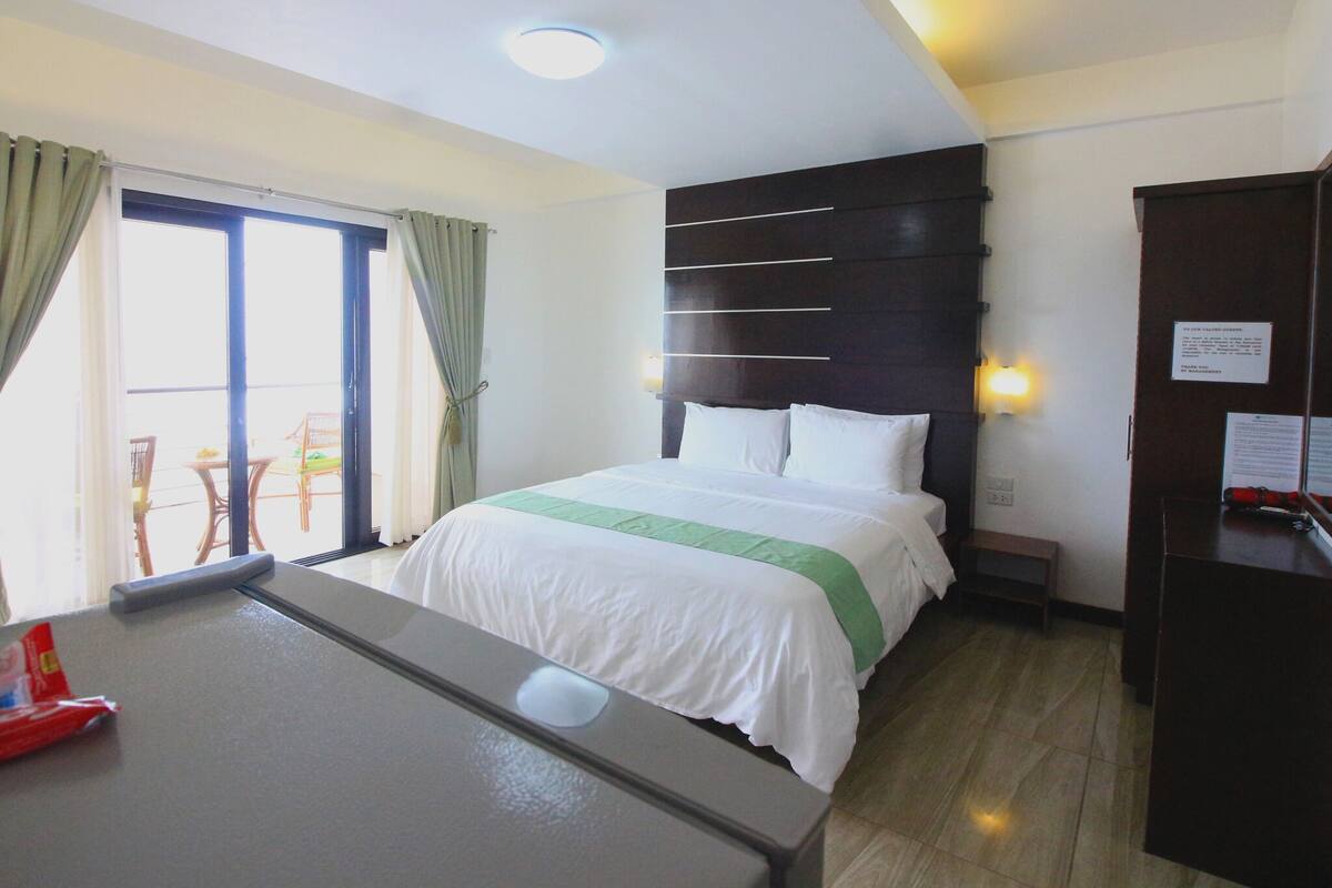 Minibar, in-room safe, desk, free WiFi