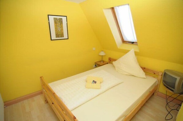 Double Room, 1 Double Bed | Desk, free cribs/infant beds, rollaway beds, free WiFi - Hotel Hirsch (Fulda)