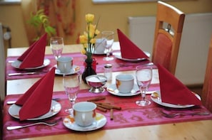 อาหารเช้าแบบบุฟเฟ่ต์ทุกวัน (EUR 5.00 ต่อคน)