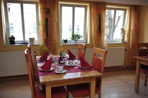 Se sirven desayunos, comidas, cenas y cocina turca 