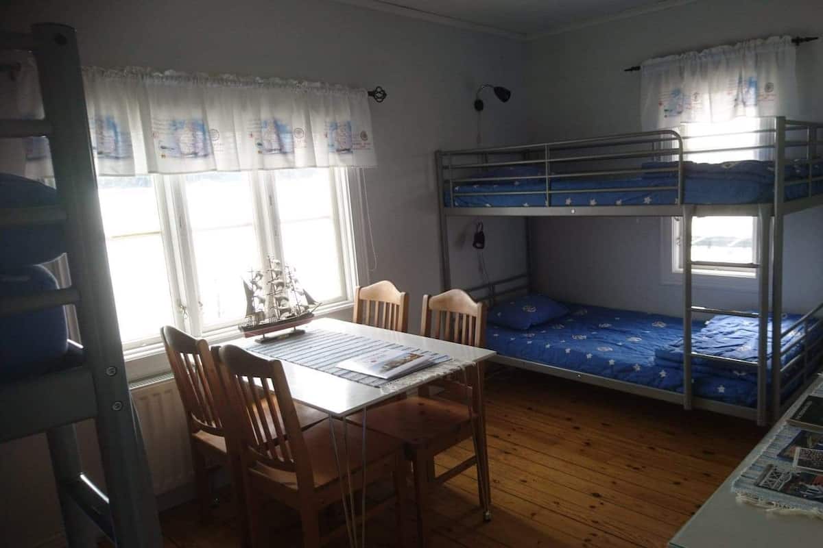 Dört Kişilik Oda, Ortak Banyo | Güneşlik/perde, ücretsiz kablosuz İnternet