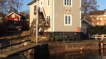 Vista frontal de la propiedad