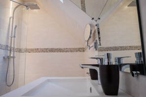 Een douche, een haardroger, handdoeken, zeep