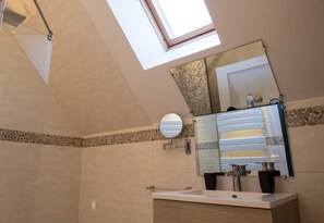 Regadera, secadora de cabello, toallas, jabón 