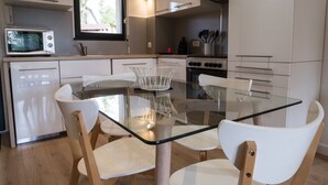 Kaffetrakter/tekoker, kjøleskap, mikrobølgeovn og ovn
