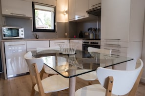 Frigorífico, microondas, horno y placa de cocina