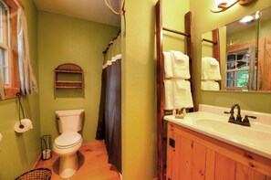 Cabaña, 1 habitación | Baño | Toallas y shampoo