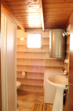 Appartamento | Bagno | Doccia, soffione a pioggia, asciugamani