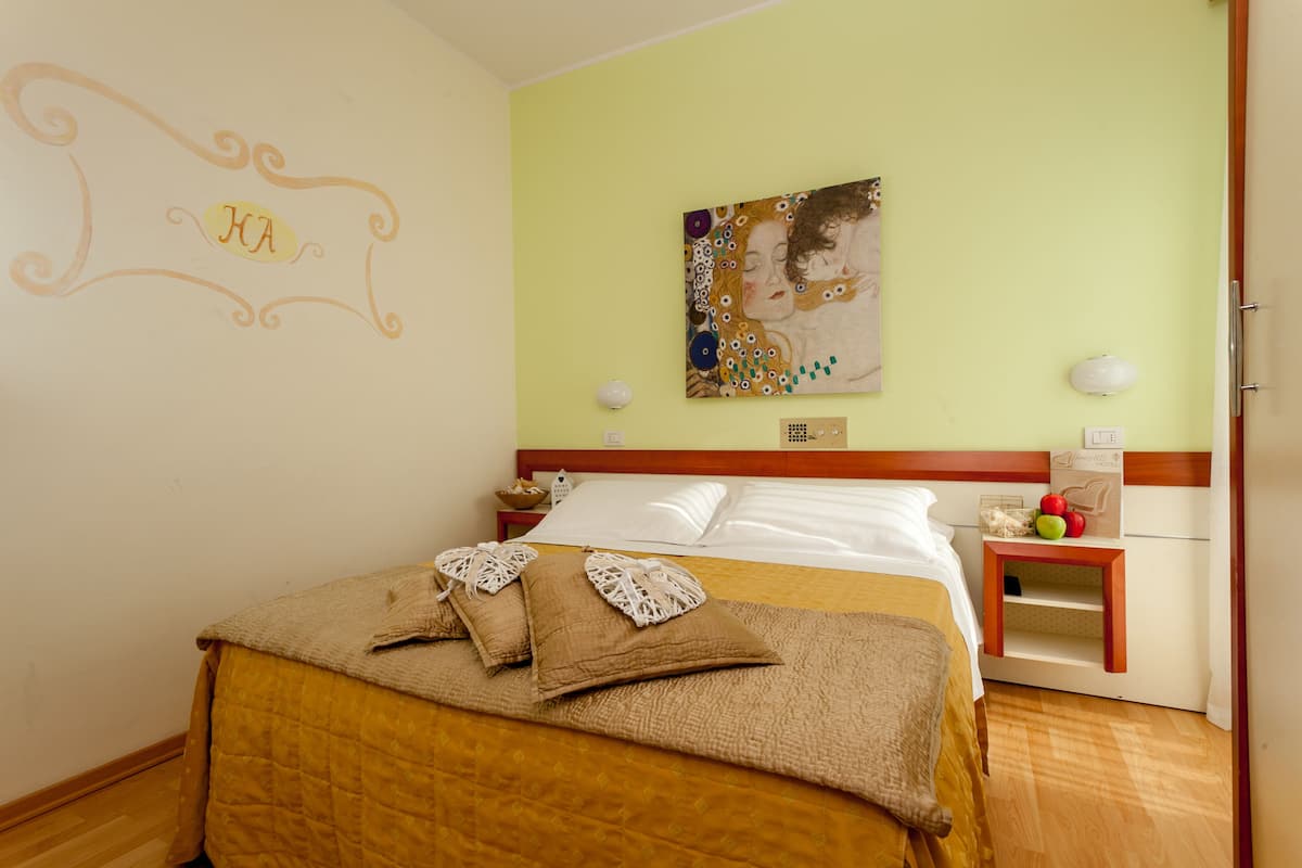 1 slaapkamer, een kluis op de kamer, individueel gedecoreerd