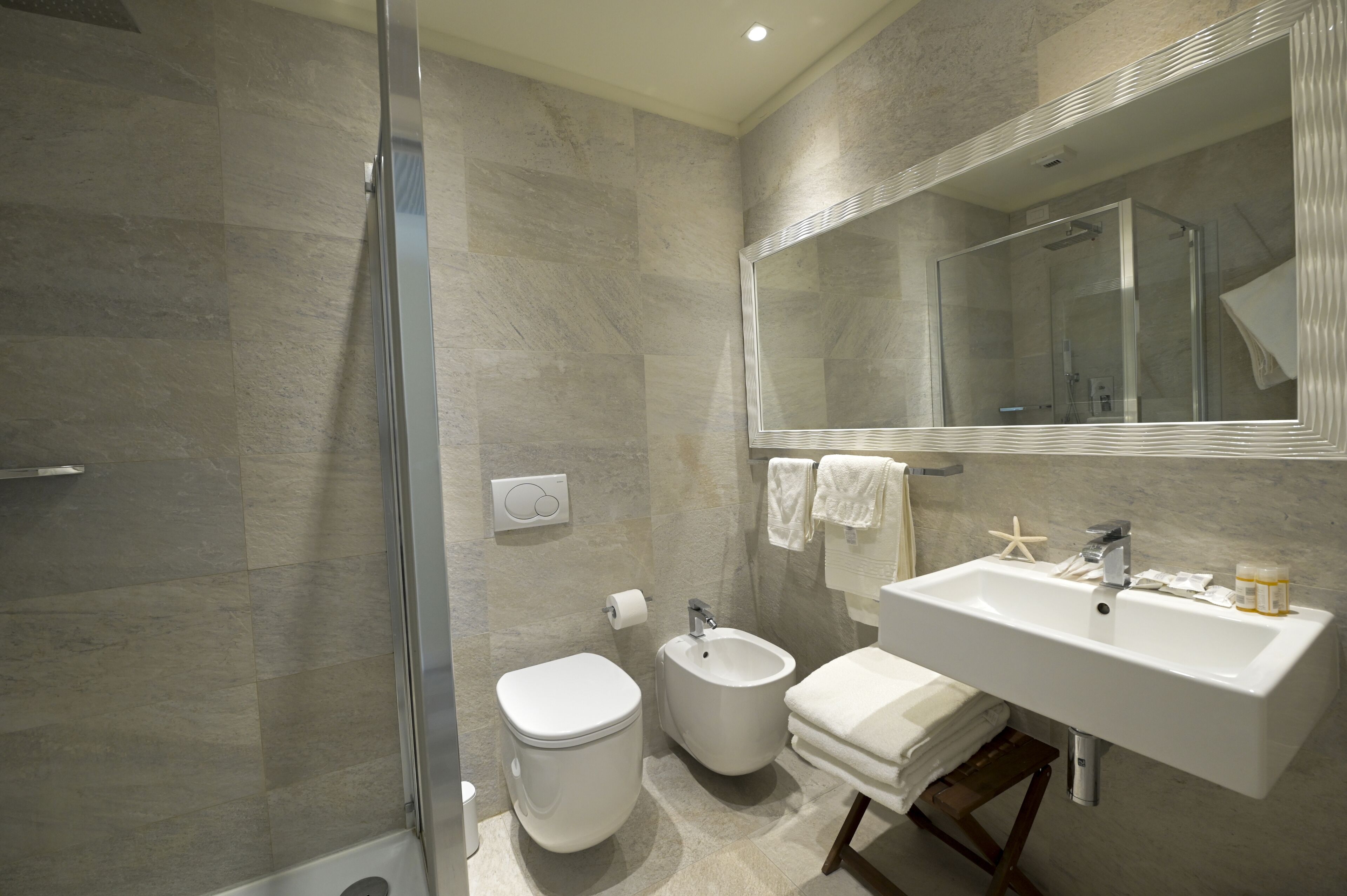 panoramic suite, sea view | bathroom | shower, bidet, towels