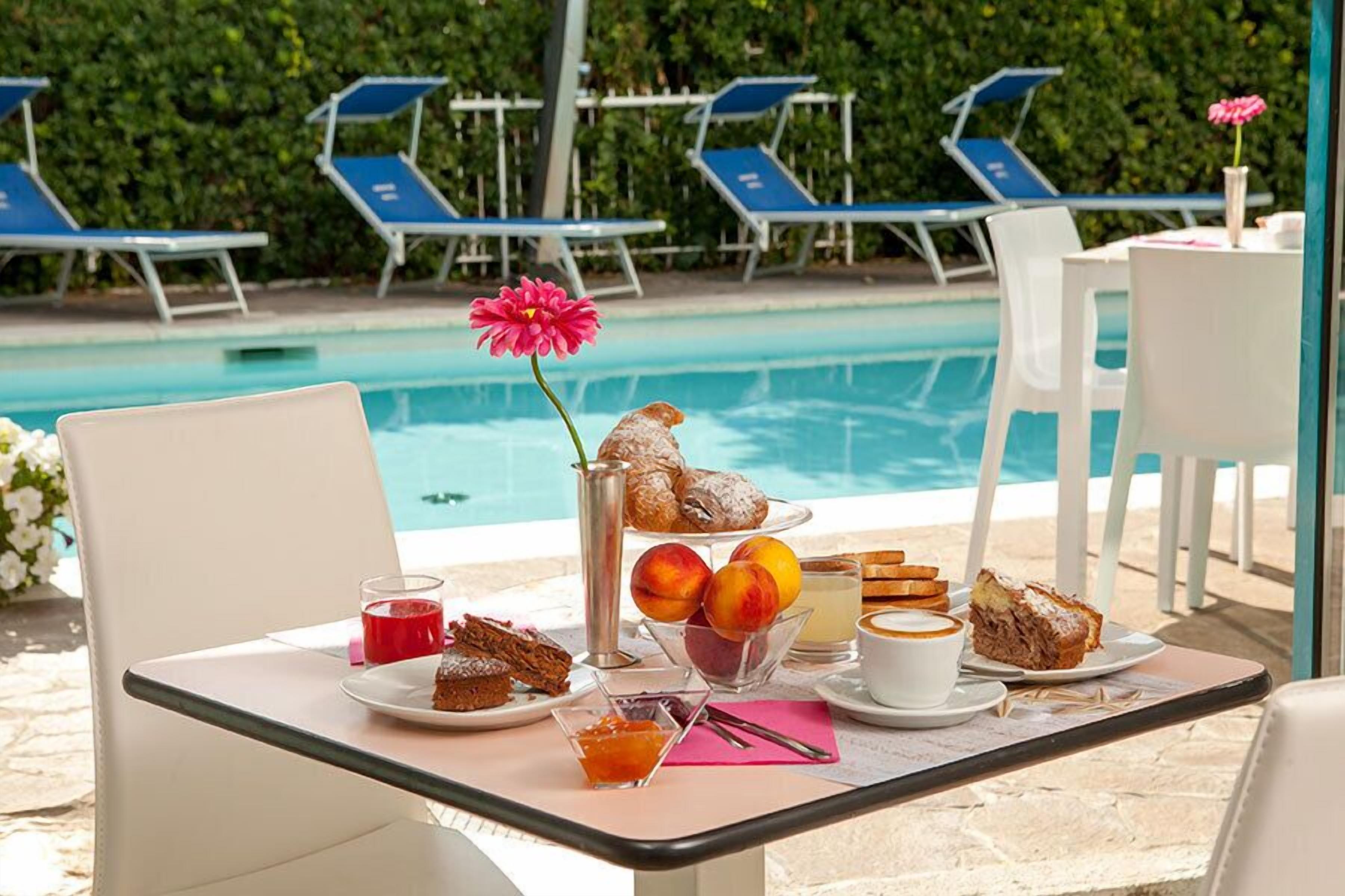 供應午餐和晚餐