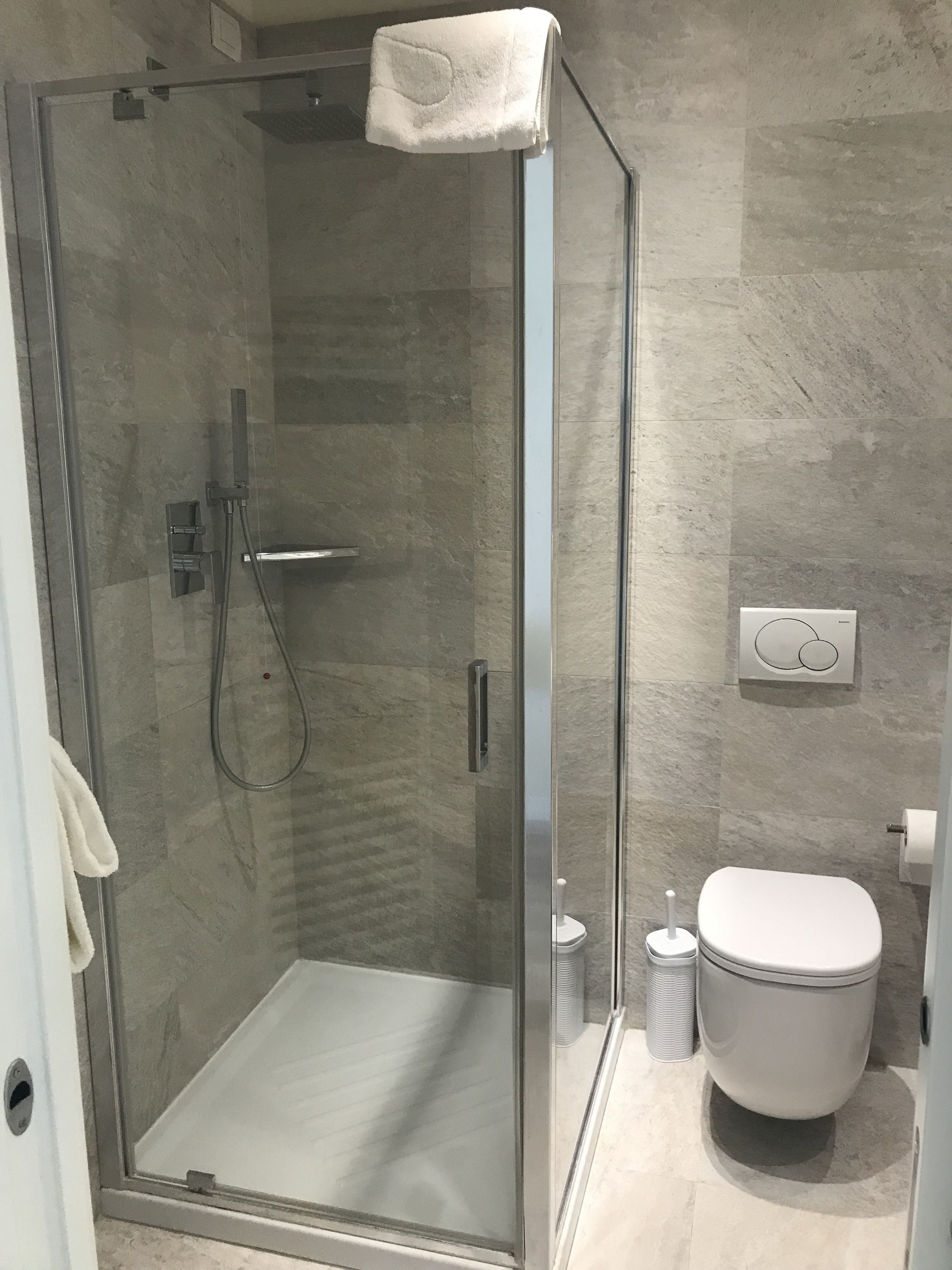 panoramic suite, sea view | bathroom | shower, bidet, towels
