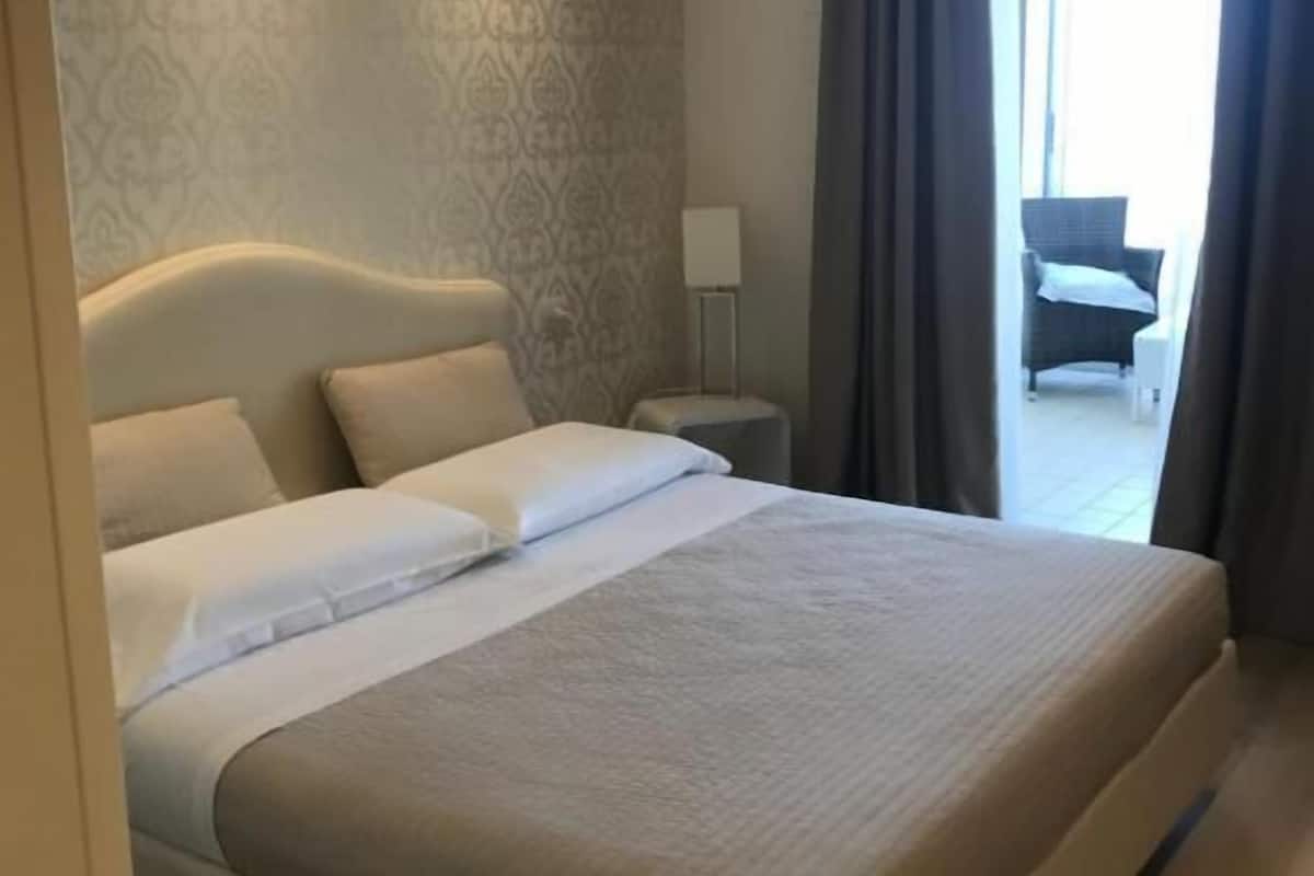 Superior kamer, 1 slaapkamer, uitzicht op zee, in toren | 1 slaapkamer, een kluis op de kamer, individueel gedecoreerd