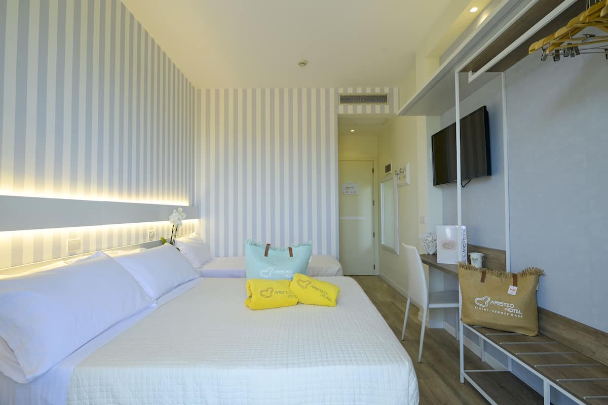 Kamer, uitzicht op zee (Riviera) | 1 slaapkamer, een kluis op de kamer, individueel gedecoreerd