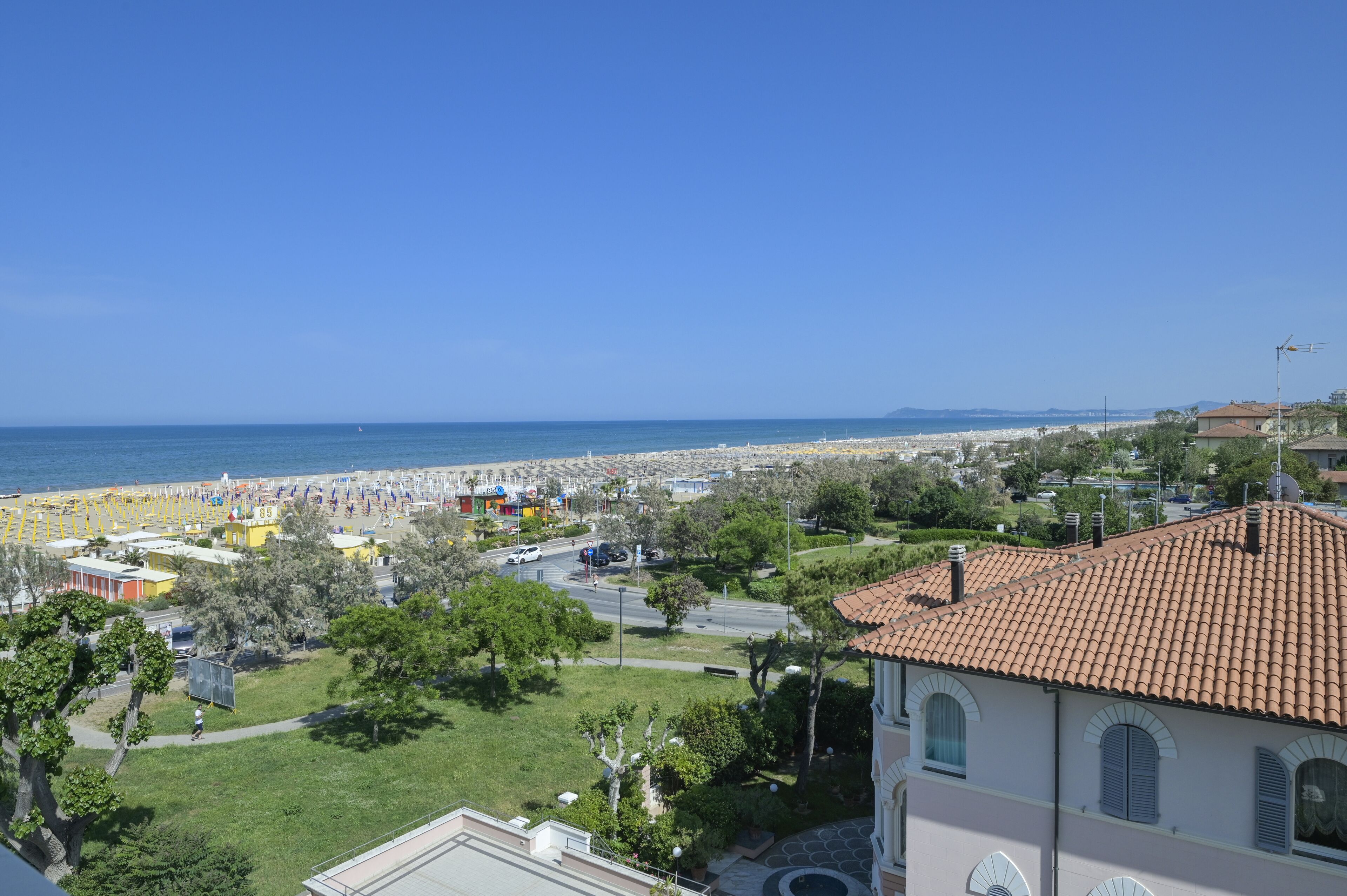 Un pueblo costero con playa, edificios y cielo despejado.