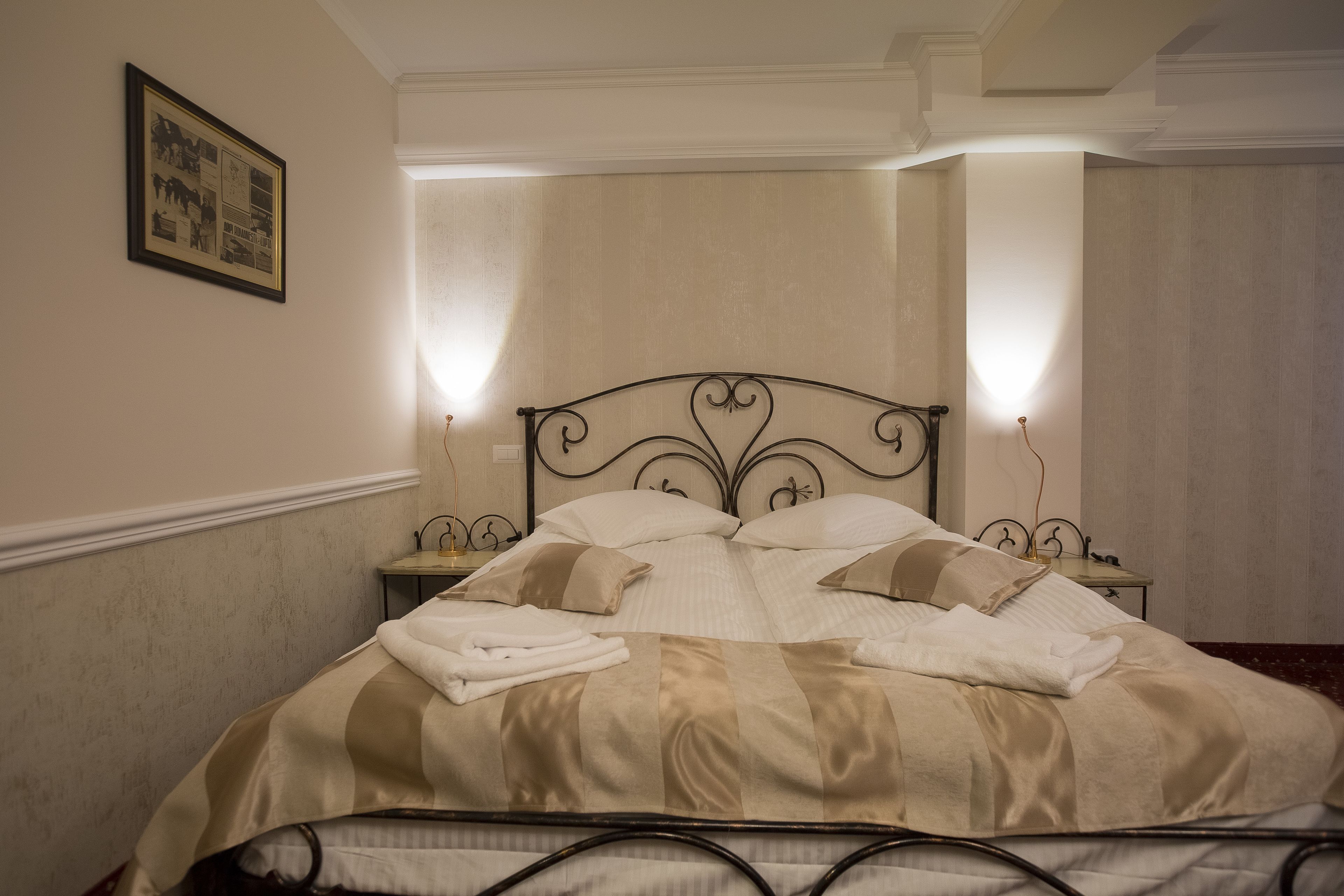 deluxe double room, 1 king bed | premium bedding, minibar, in-room safe, desk