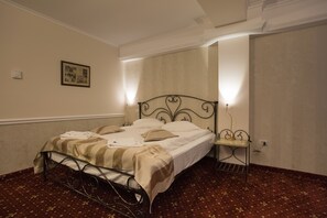 Quarto casal luxo, 1 cama King | Roupas de cama premium, frigobar, cofres nos quartos, escrivaninha