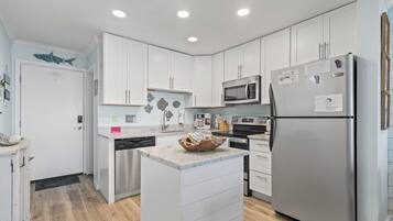 Kühlschrank, Mikrowelle, Herdplatte, Geschirrspüler