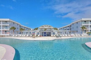 من حمّامات السباحة المغطاة