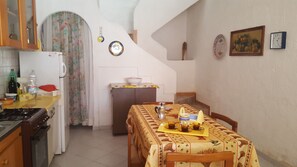 Villa, 4 Schlafzimmer, Strandnähe | Essbereich im Zimmer