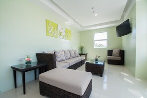 Lobby sitting area - Shore Time Dormitel - Hostel (Boracay Island)
