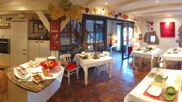 Free daily continental breakfast