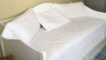 Family Apartment, 3 Bedrooms | 3 bedrooms, individually decorated, individually furnished, desk