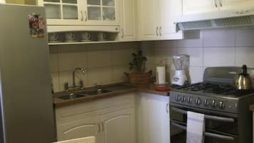 Full-sized fridge, microwave, oven, stovetop