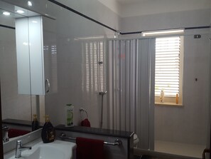 Villa, 3 chambres | Salle de bain | Douche, douche à « effet pluie », serviettes fournies
