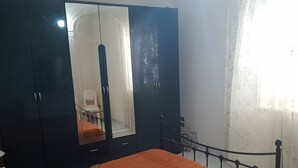 A bedroom with a bed, wardrobe, and a mirror. - Villa Valeria (Mazara del Vallo)