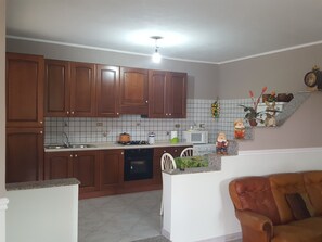 Villa, 3 chambres | Cuisine privée | Grand réfrigérateur, micro-ondes (sur demande), plaque de cuisson