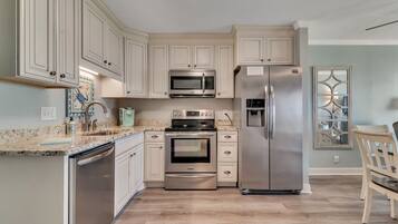 Frigorifero, microonde, piano cottura, lavastoviglie