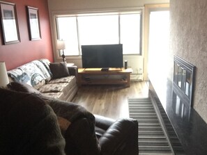 Televisio, takka, DVD-soitin, stereot