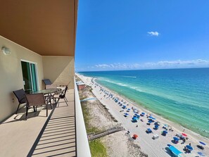Property grounds - Time to get your toes in the sand and enjoy hunting sea shells!! 🐚 (Gulf Shores)