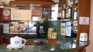 Un café proposant des expressos, une horloge et divers produits à base de café.